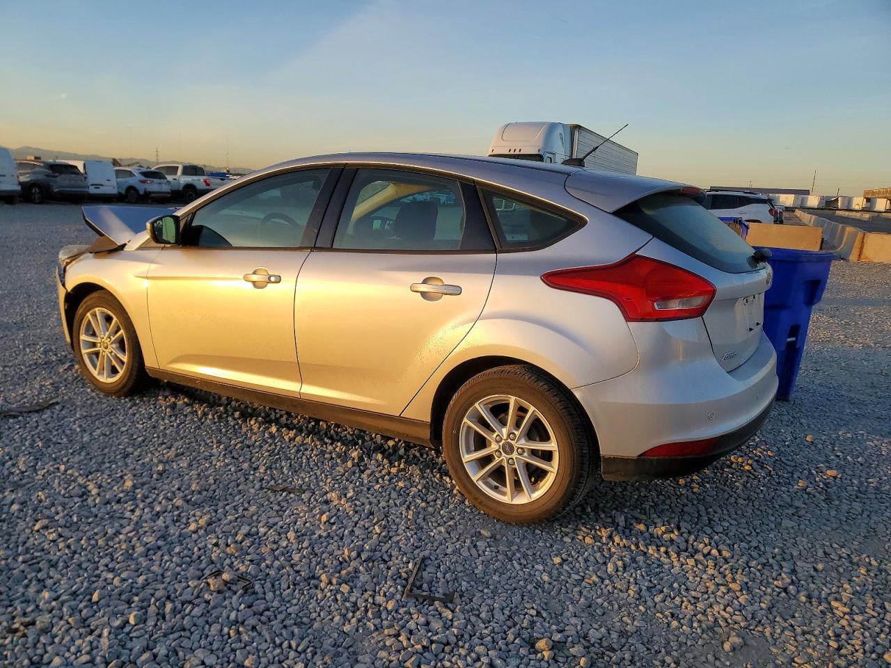 2017 FORD FOCUS SE photo 2