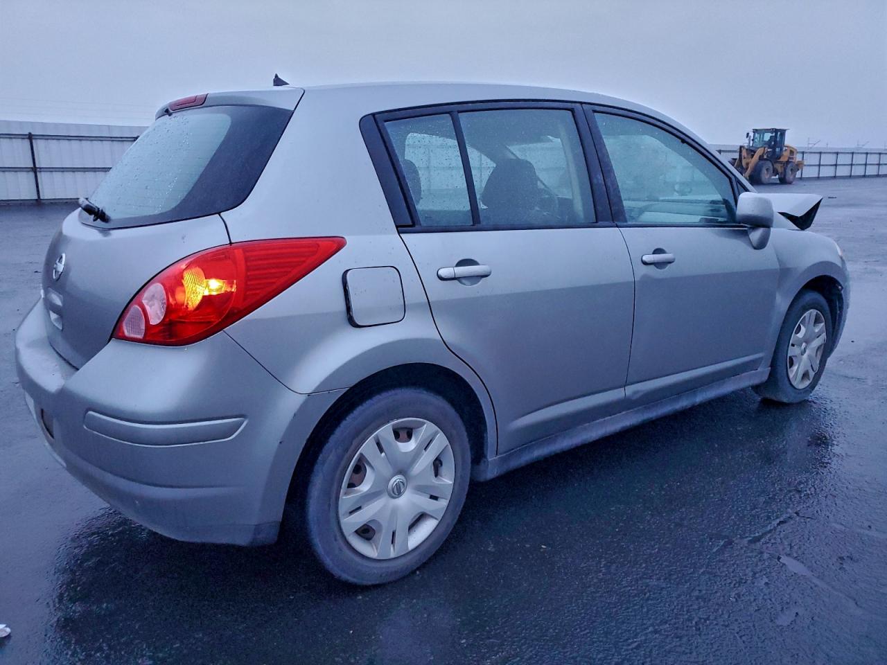 2011 NISSAN VERSA S photo 3