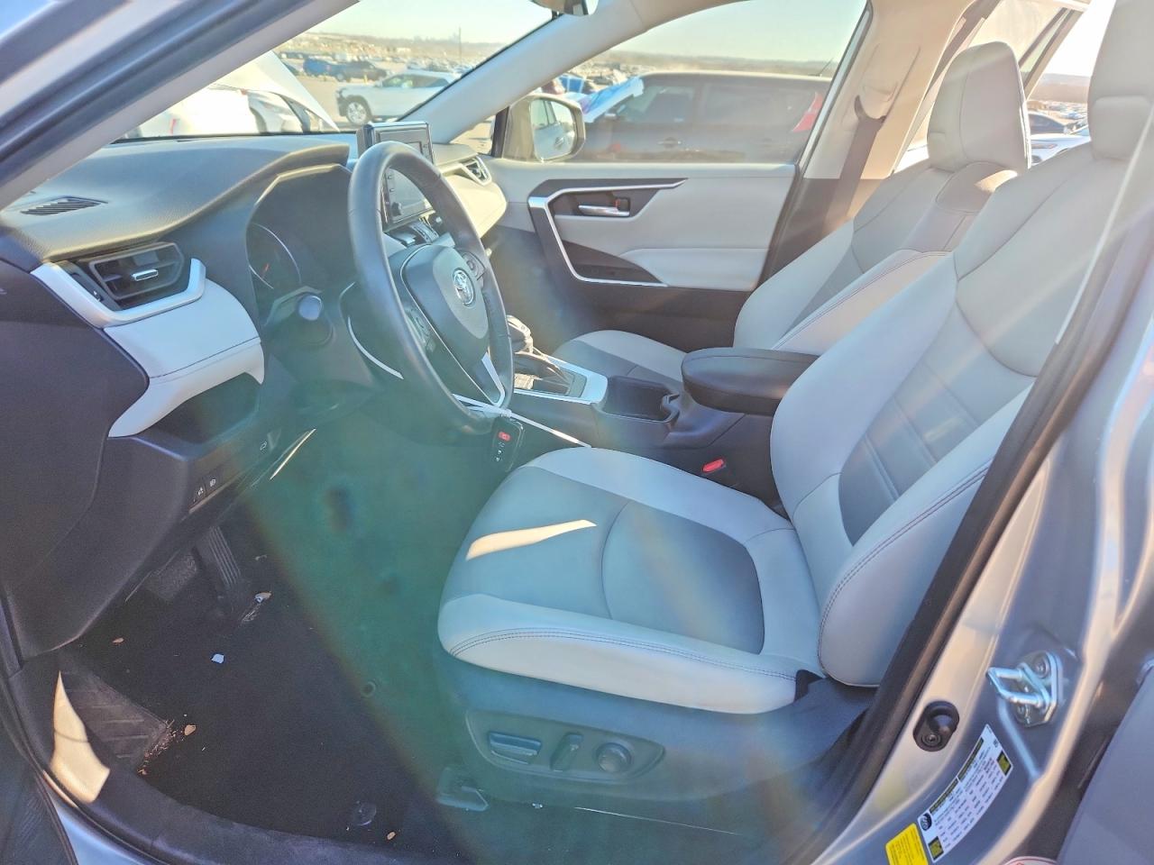 2022 TOYOTA RAV4 XLE PREMIUM photo 7