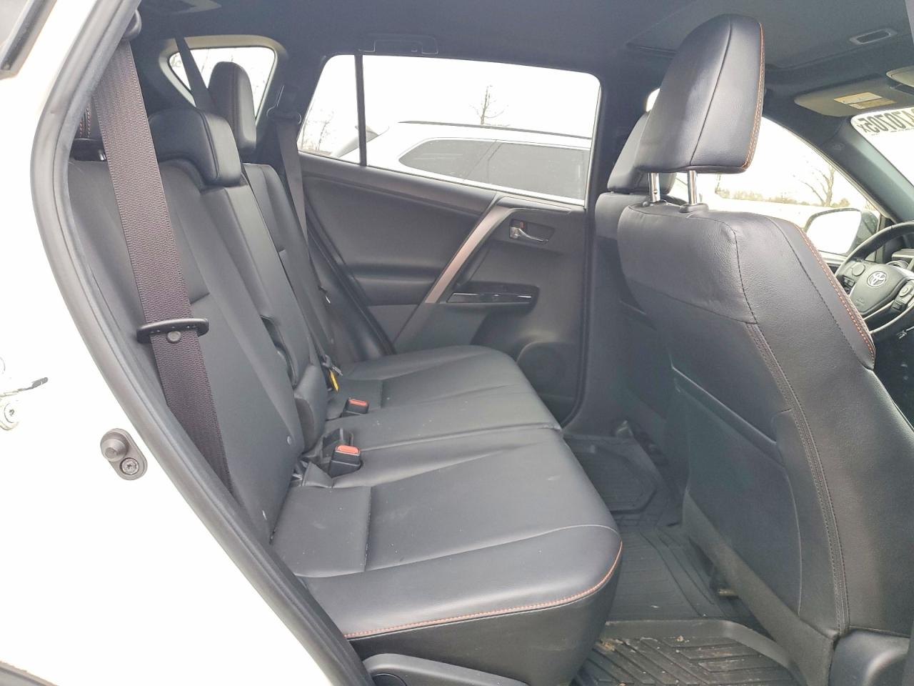 2018 TOYOTA RAV4 SE photo 11