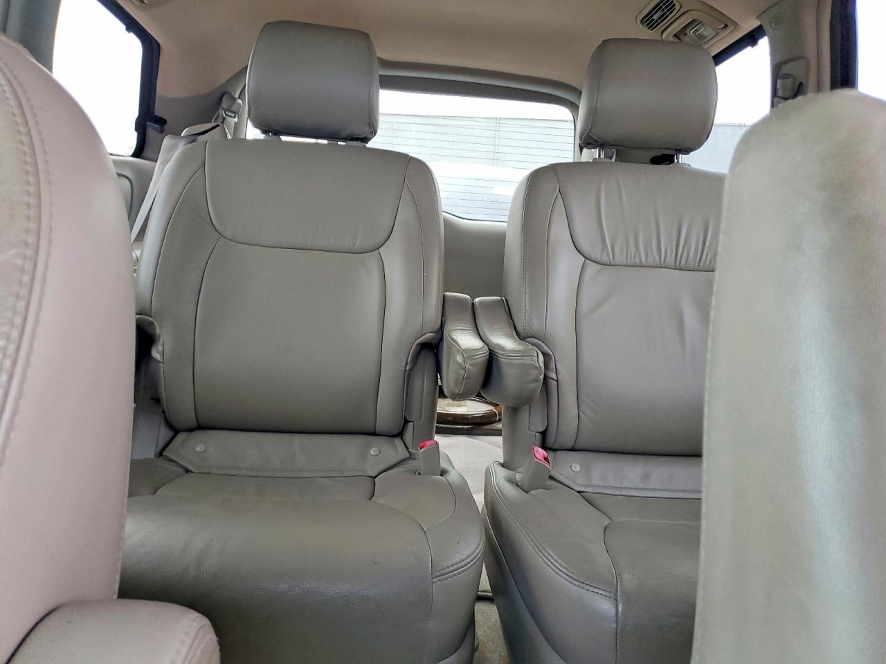 2007 TOYOTA SIENNA XLE photo 10