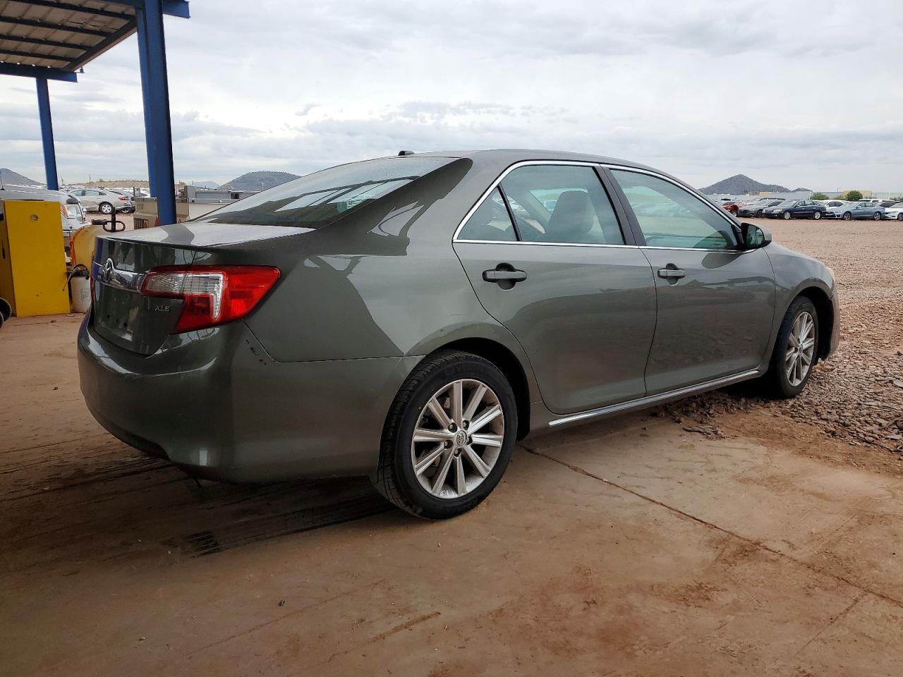 2014 TOYOTA CAMRY L photo 3