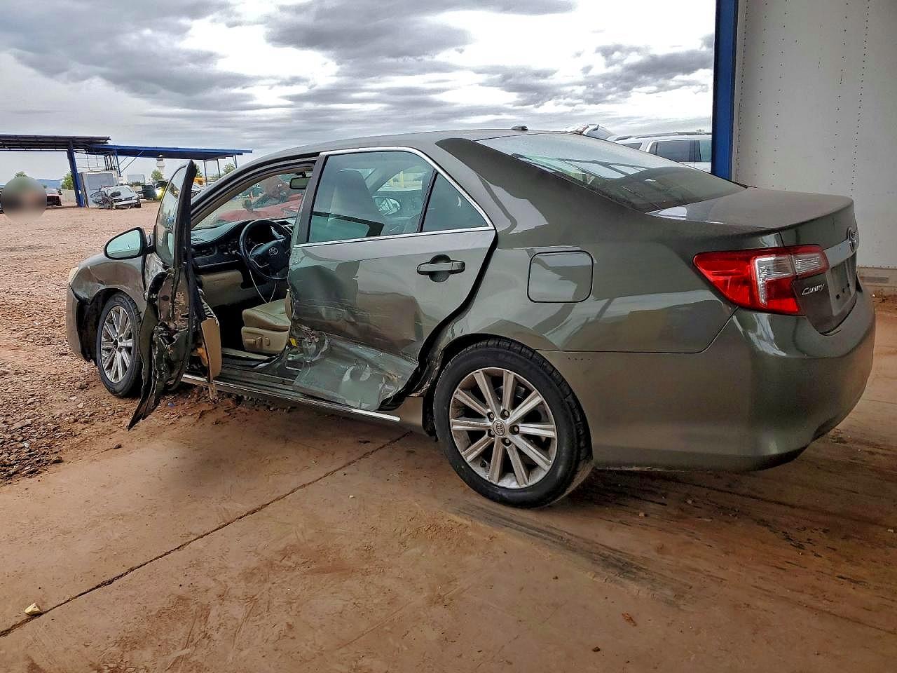 2014 TOYOTA CAMRY L photo 2