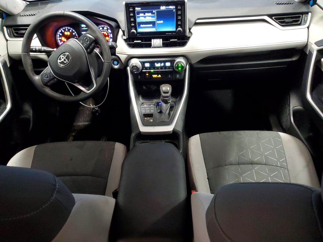 2021 TOYOTA RAV4 XLE photo 8