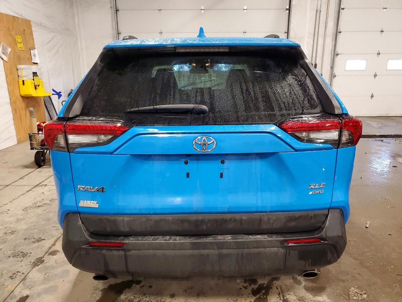 2021 TOYOTA RAV4 XLE photo 6