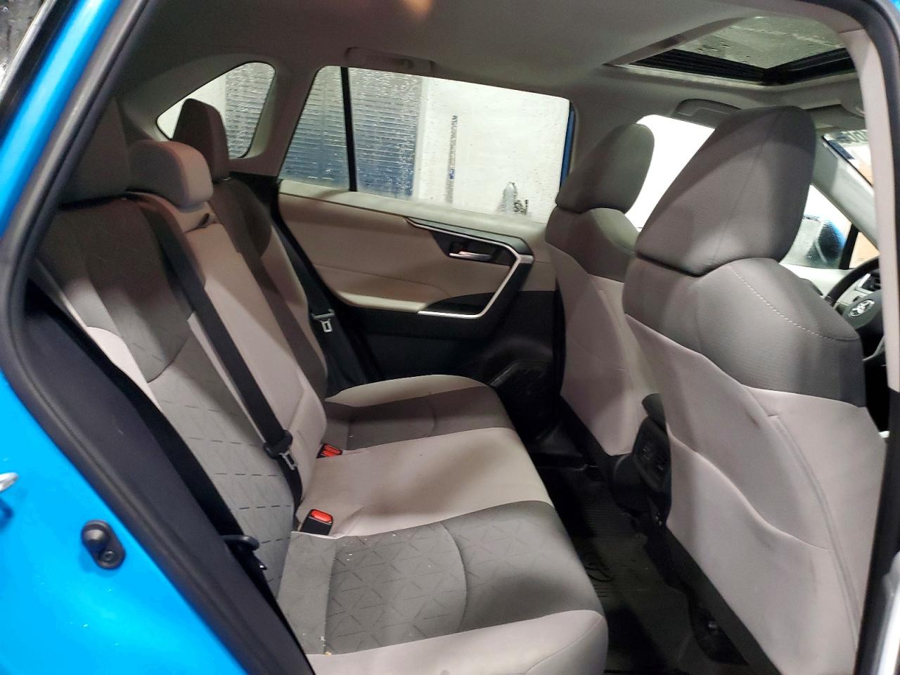 2021 TOYOTA RAV4 XLE photo 11