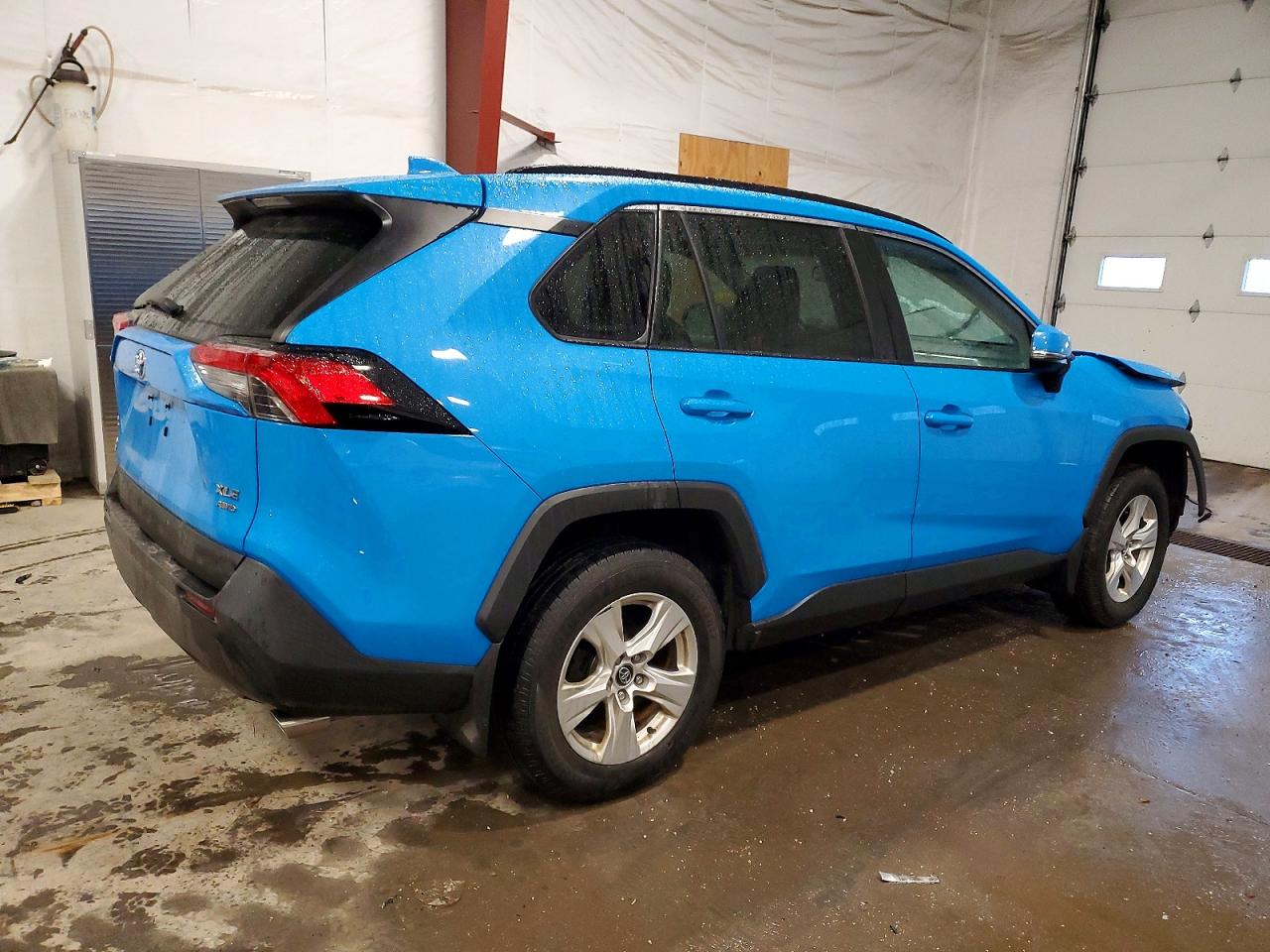 2021 TOYOTA RAV4 XLE photo 3