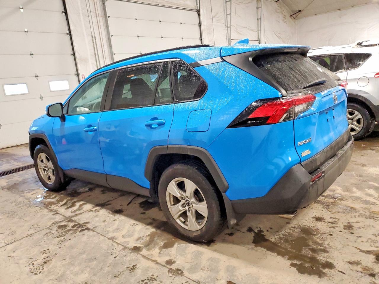 2021 TOYOTA RAV4 XLE photo 2