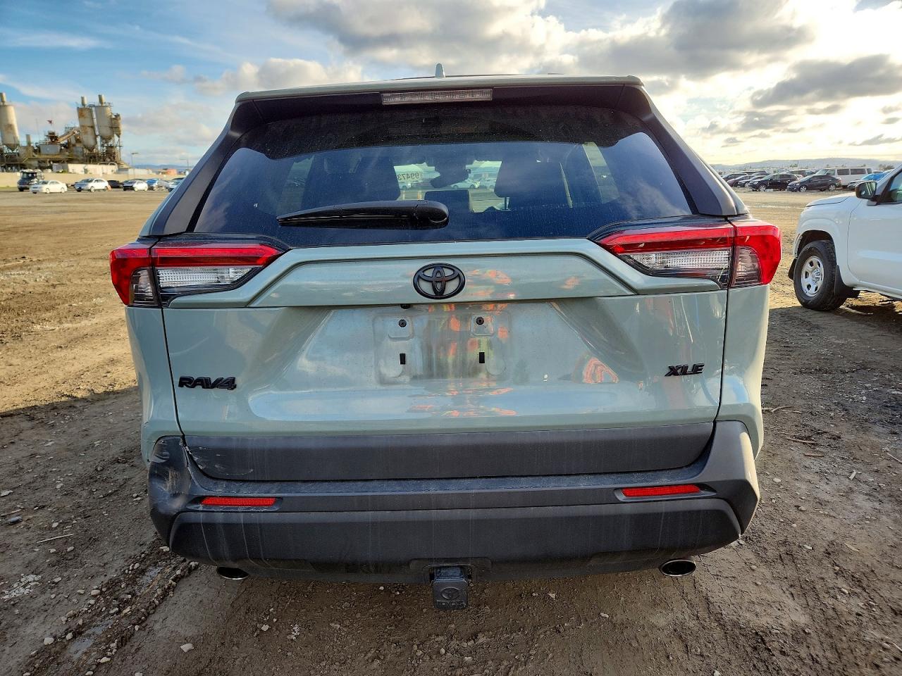 2021 TOYOTA RAV4 XLE photo 6