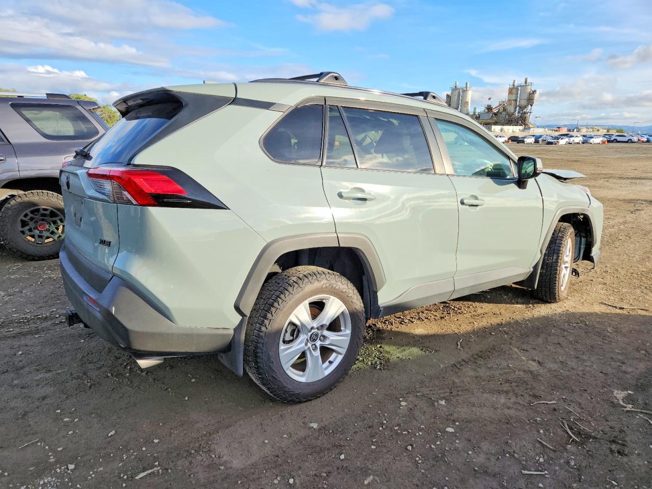 2021 TOYOTA RAV4 XLE photo 3