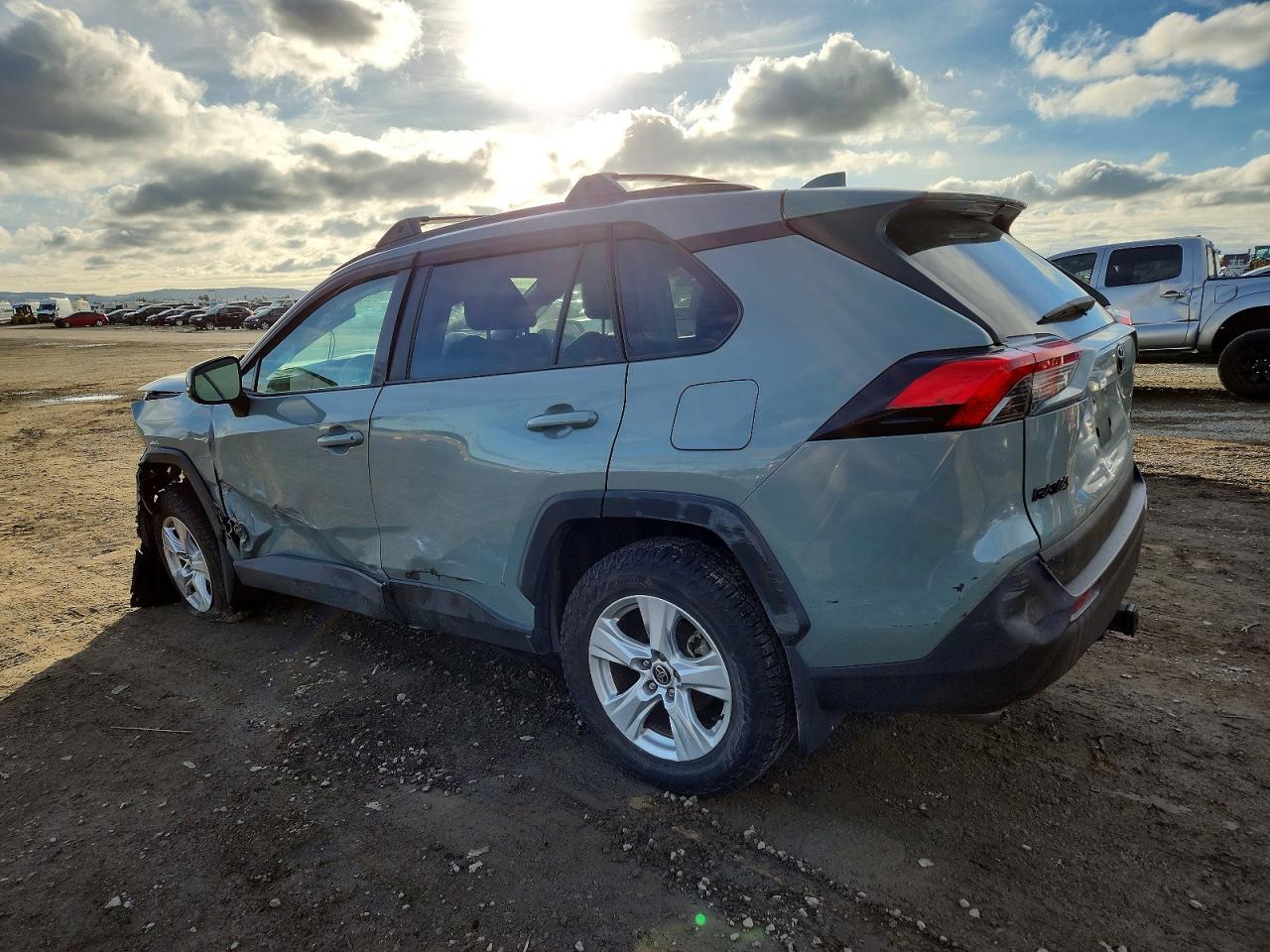 2021 TOYOTA RAV4 XLE photo 2