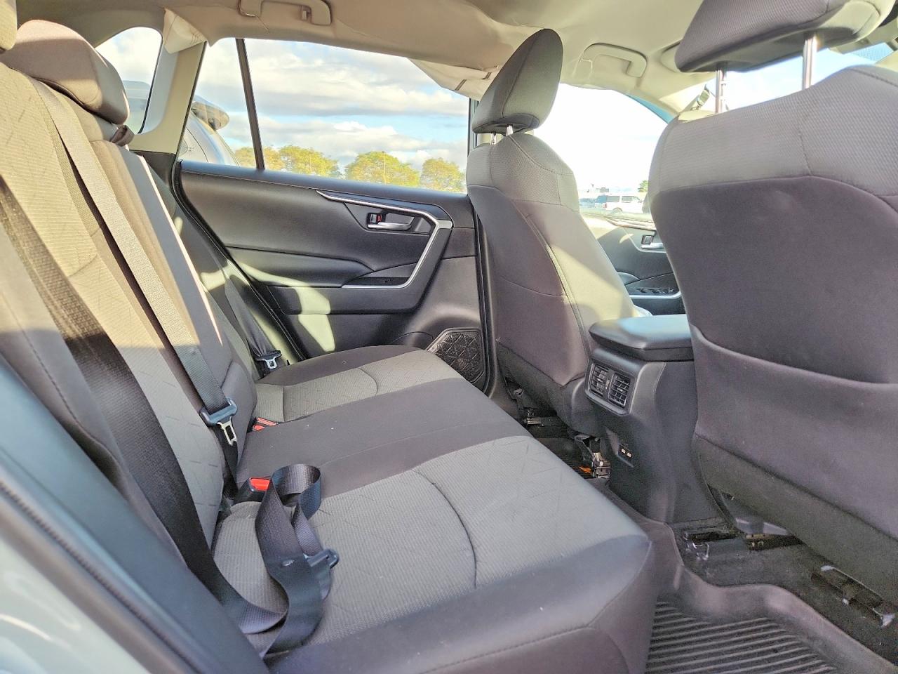 2021 TOYOTA RAV4 XLE photo 11
