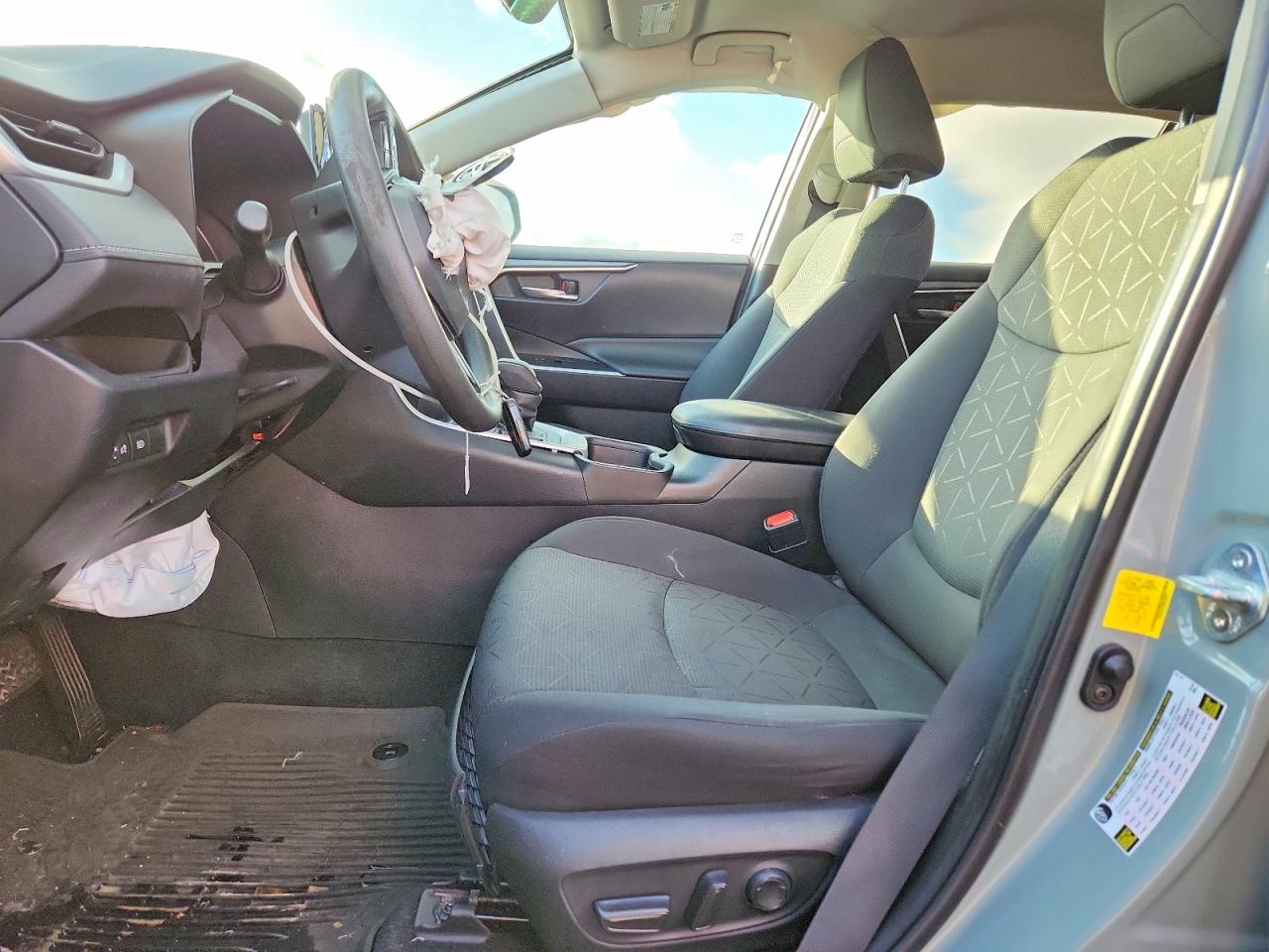 2021 TOYOTA RAV4 XLE photo 7