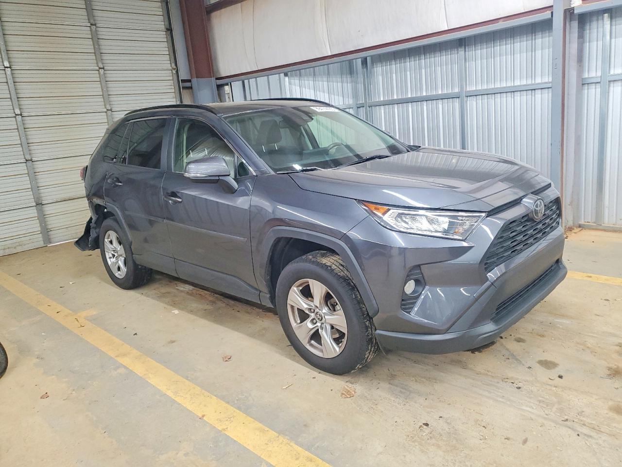 2019 TOYOTA RAV4 XLE photo 4