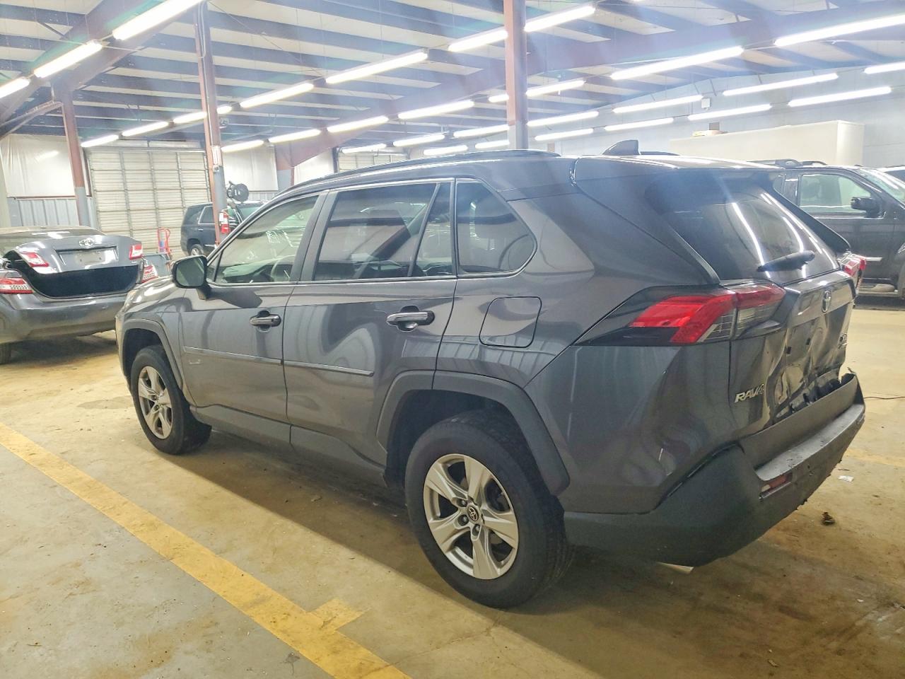 2019 TOYOTA RAV4 XLE photo 2