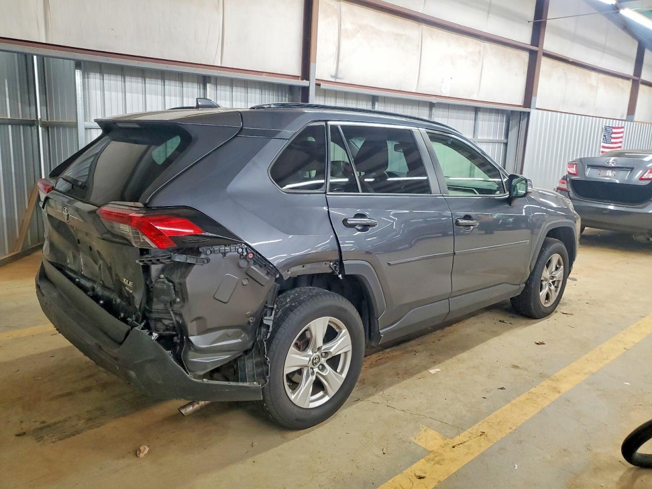 2019 TOYOTA RAV4 XLE photo 3