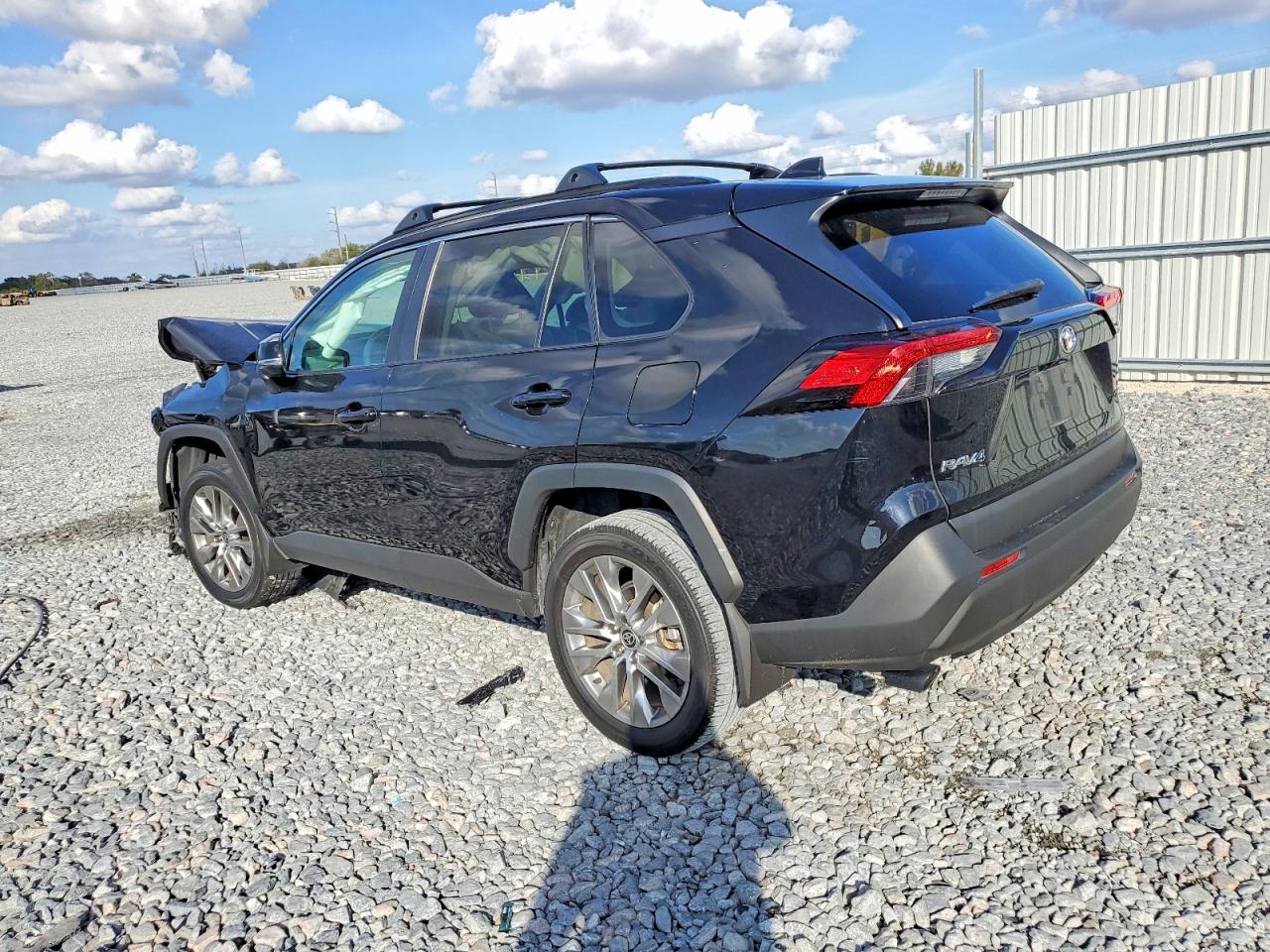 2022 TOYOTA RAV4 XLE PREMIUM photo 2