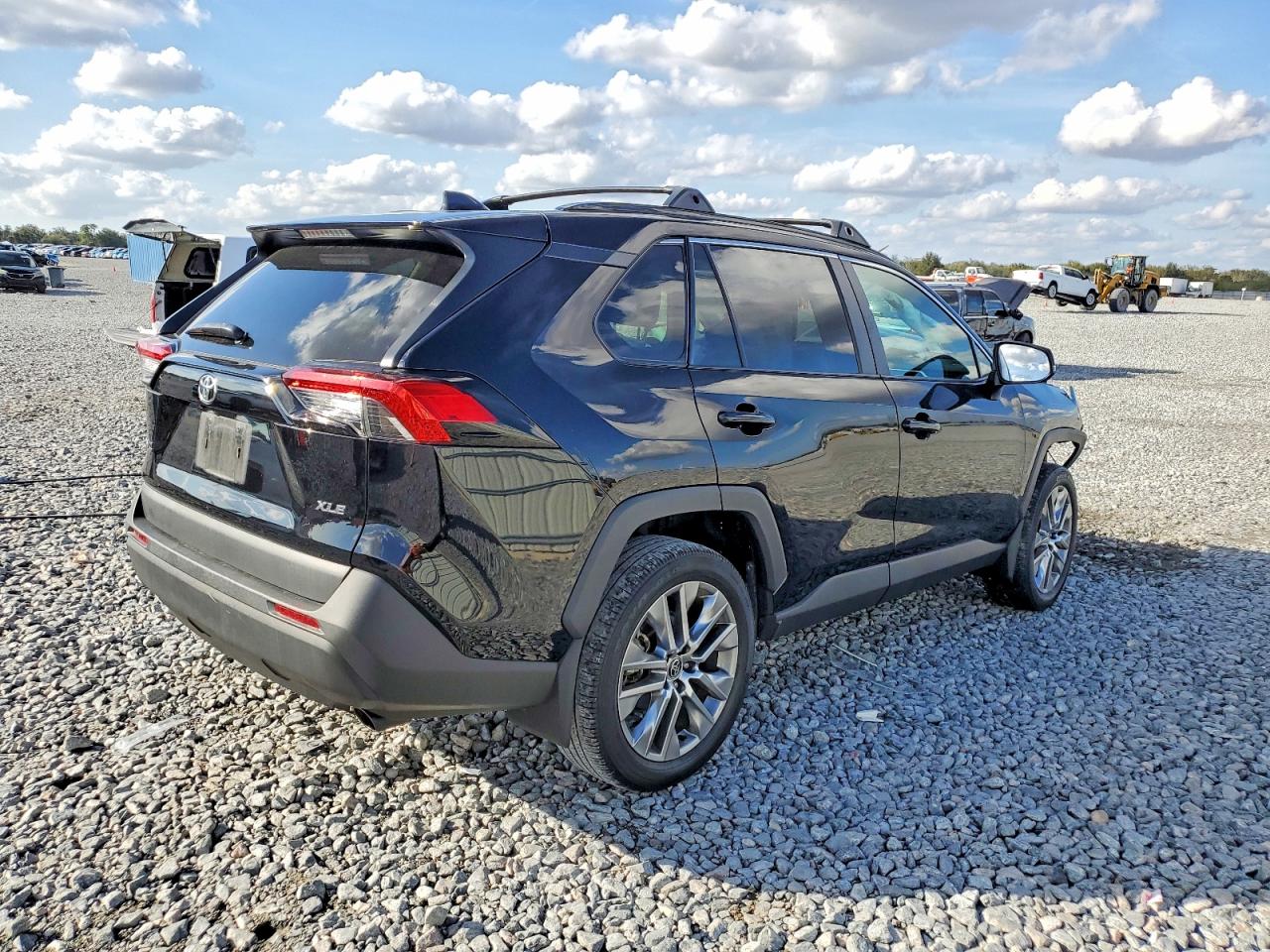 2022 TOYOTA RAV4 XLE PREMIUM photo 3