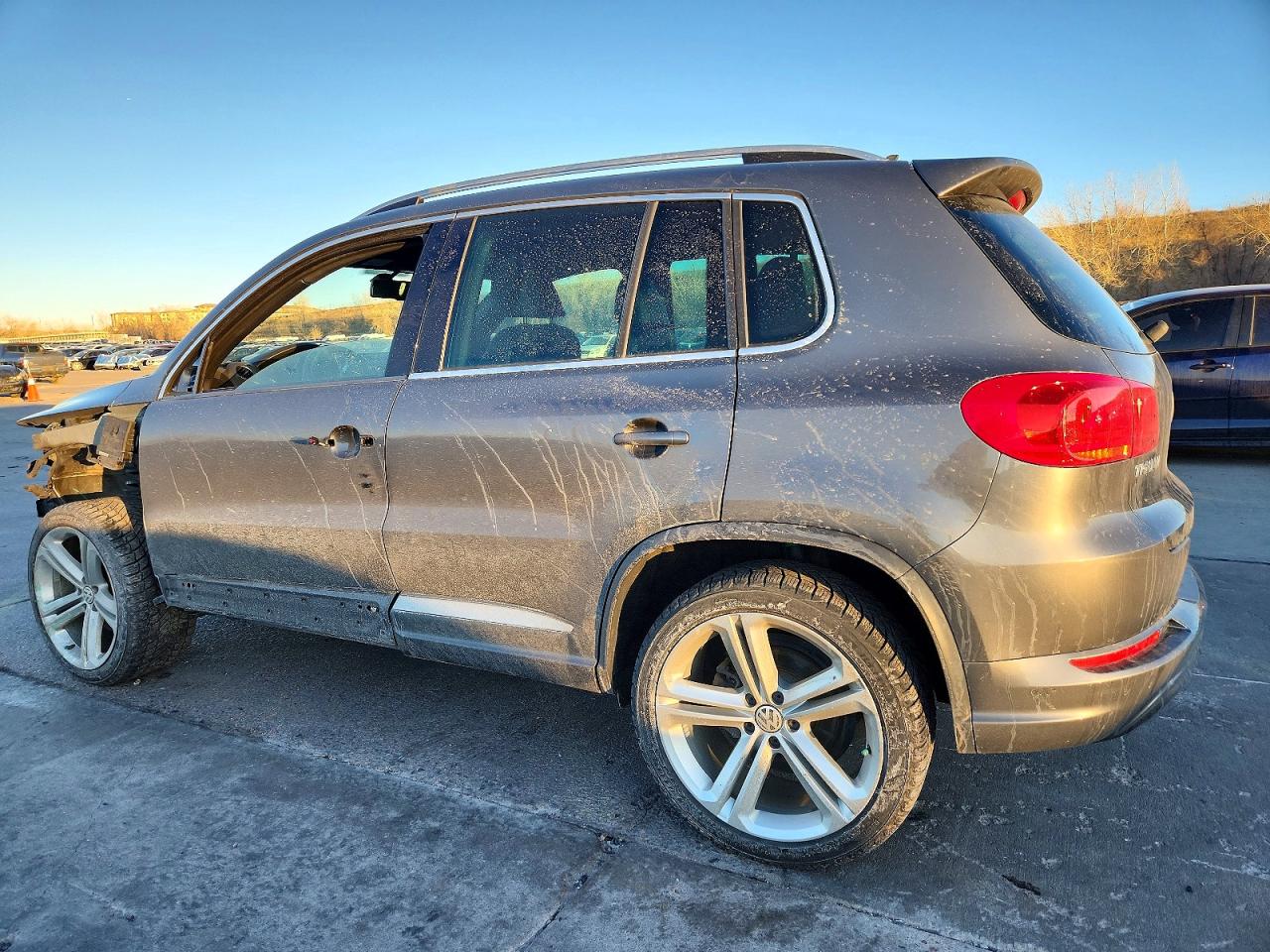 2016 VOLKSWAGEN TIGUAN S photo 2