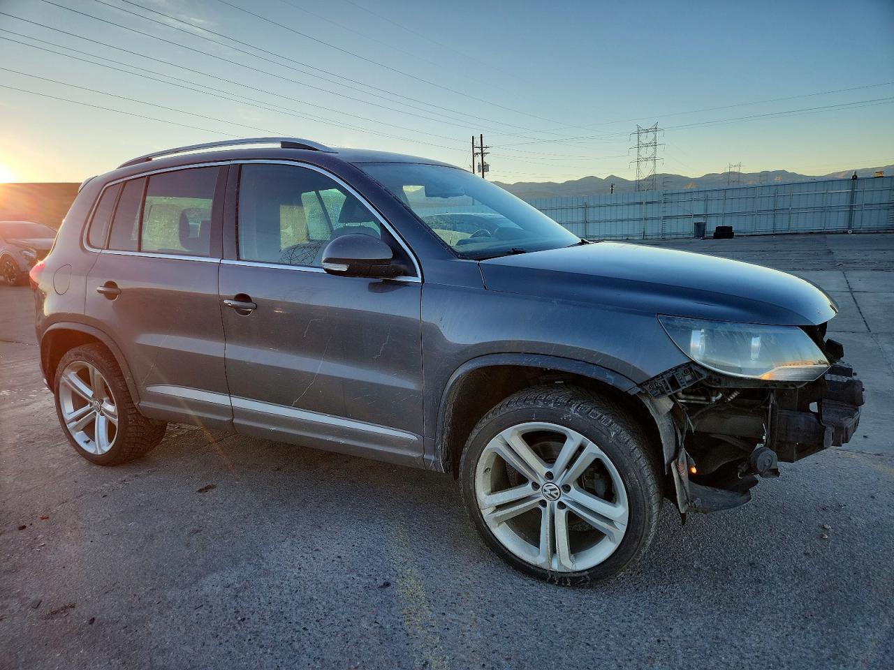2016 VOLKSWAGEN TIGUAN S photo 4