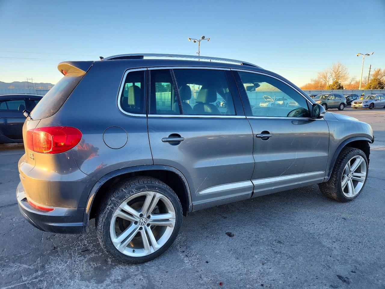 2016 VOLKSWAGEN TIGUAN S photo 3