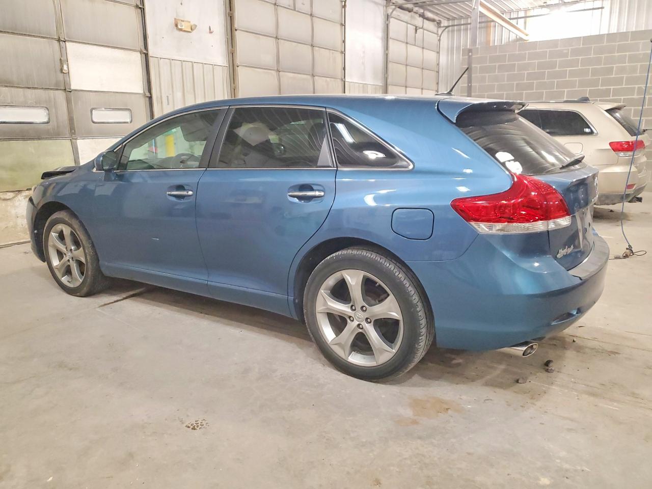 2010 TOYOTA VENZA photo 2