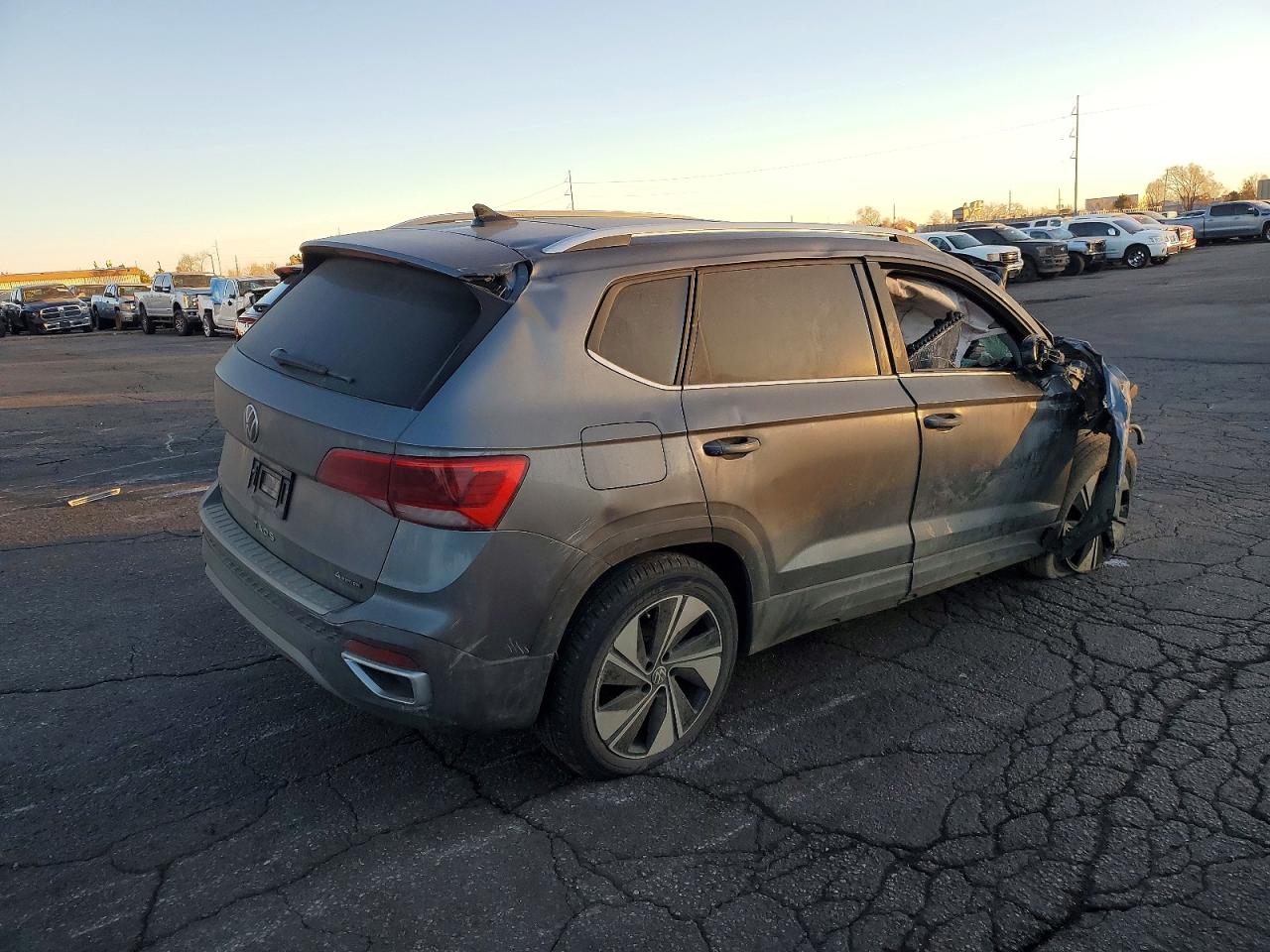 2024 VOLKSWAGEN TAOS SE photo 3