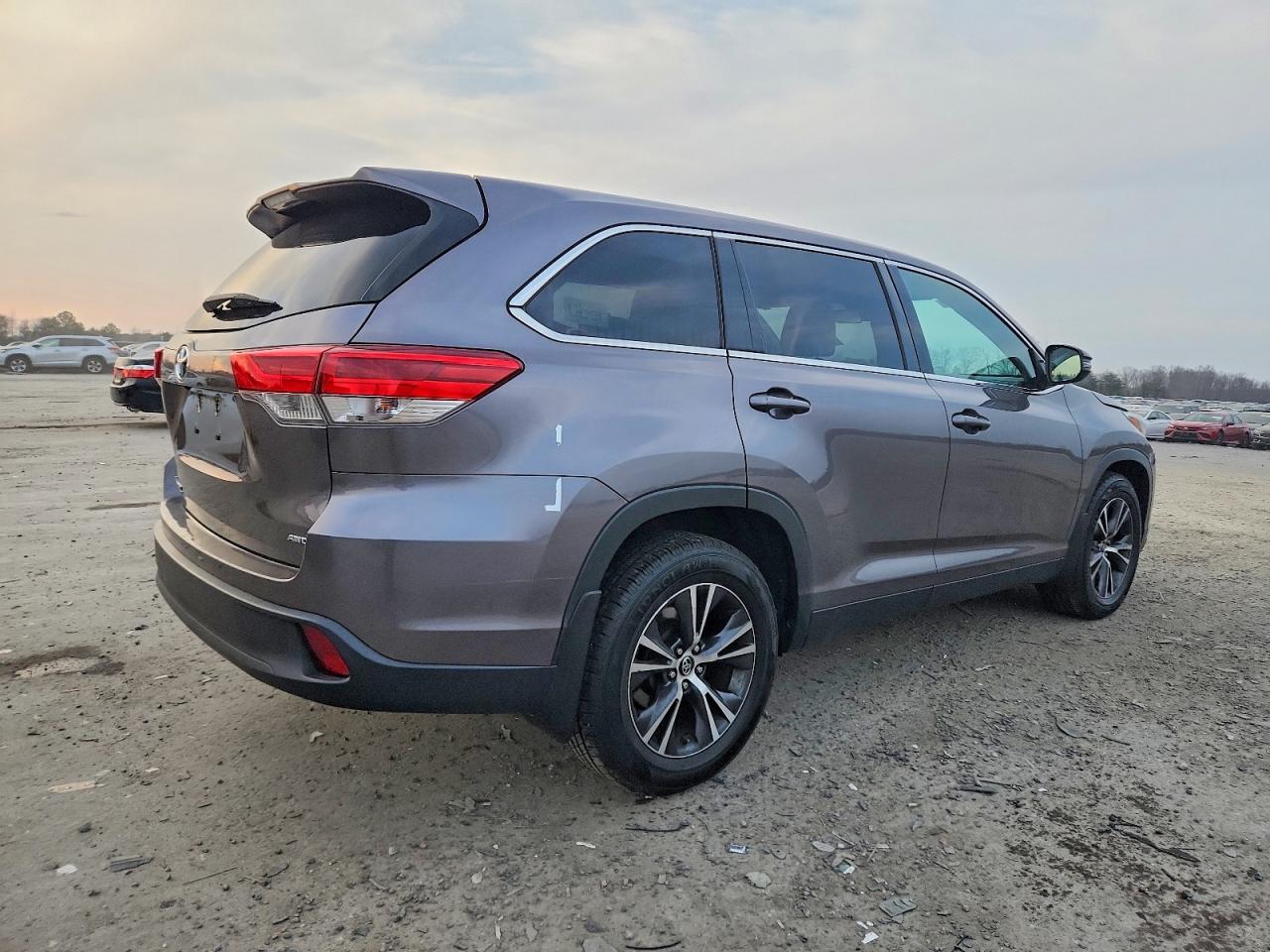 2019 TOYOTA HIGHLANDER LE photo 3