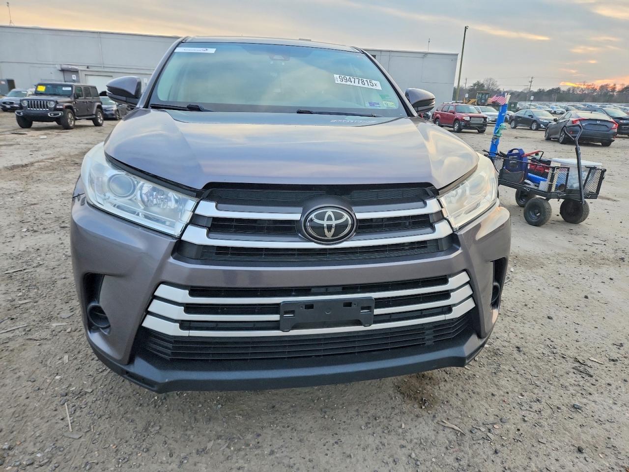 2019 TOYOTA HIGHLANDER LE photo 5
