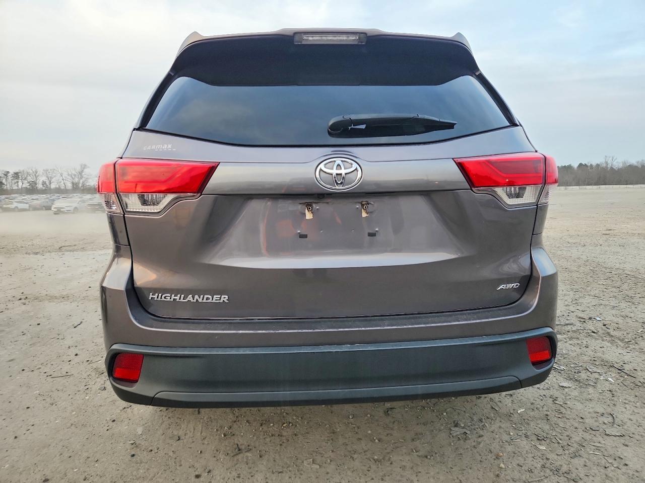 2019 TOYOTA HIGHLANDER LE photo 6