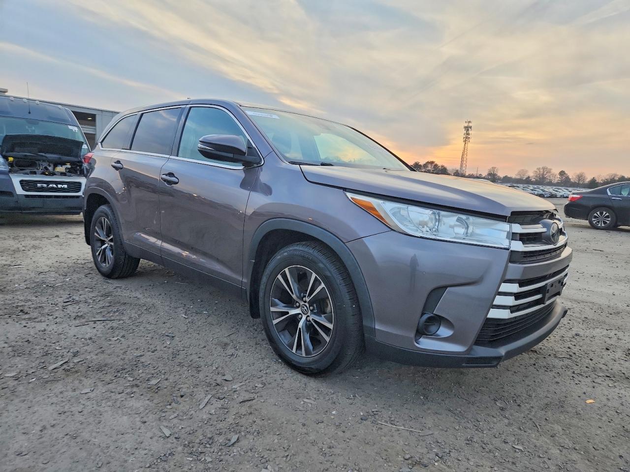 2019 TOYOTA HIGHLANDER LE photo 4