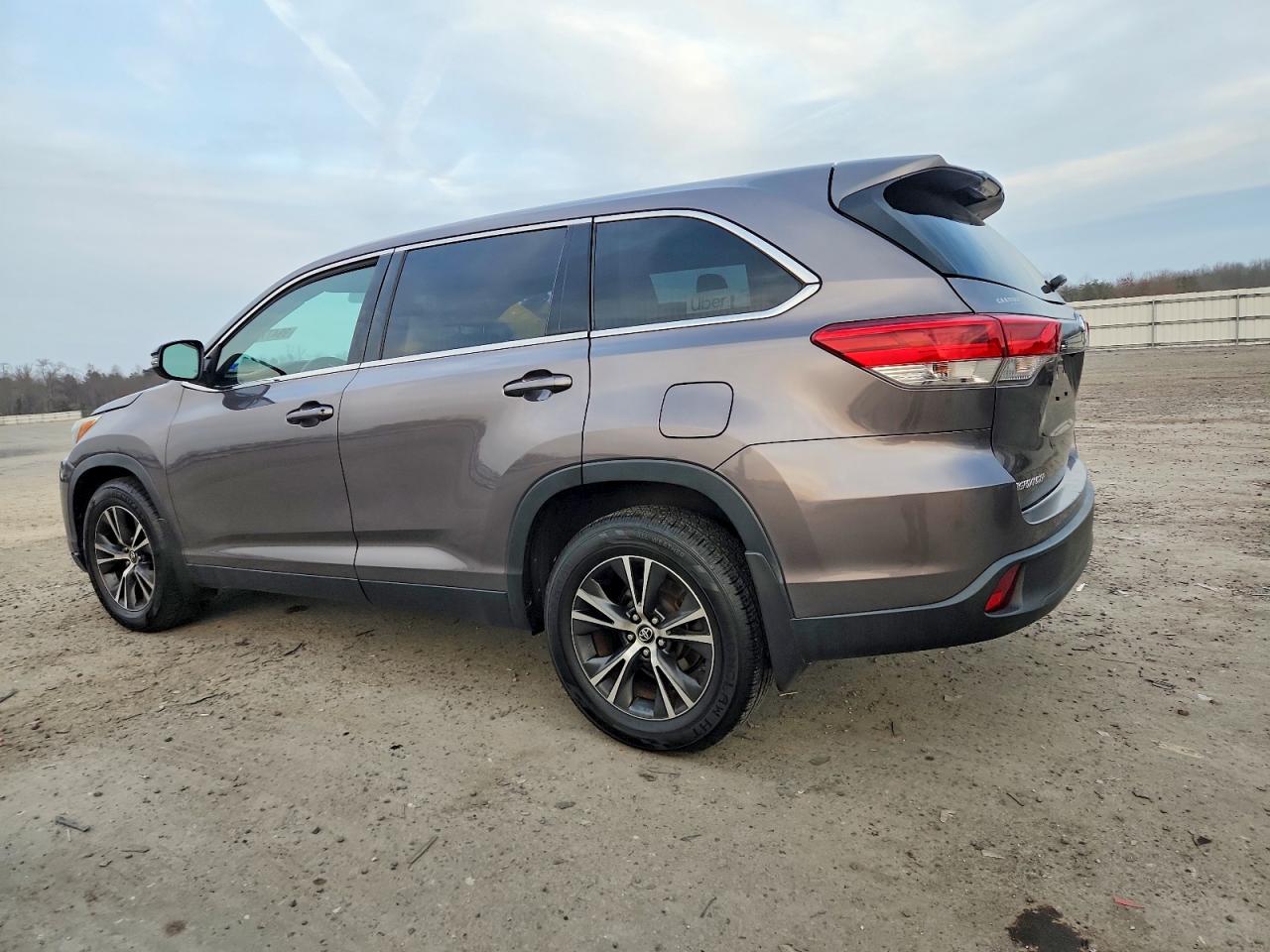 2019 TOYOTA HIGHLANDER LE photo 2