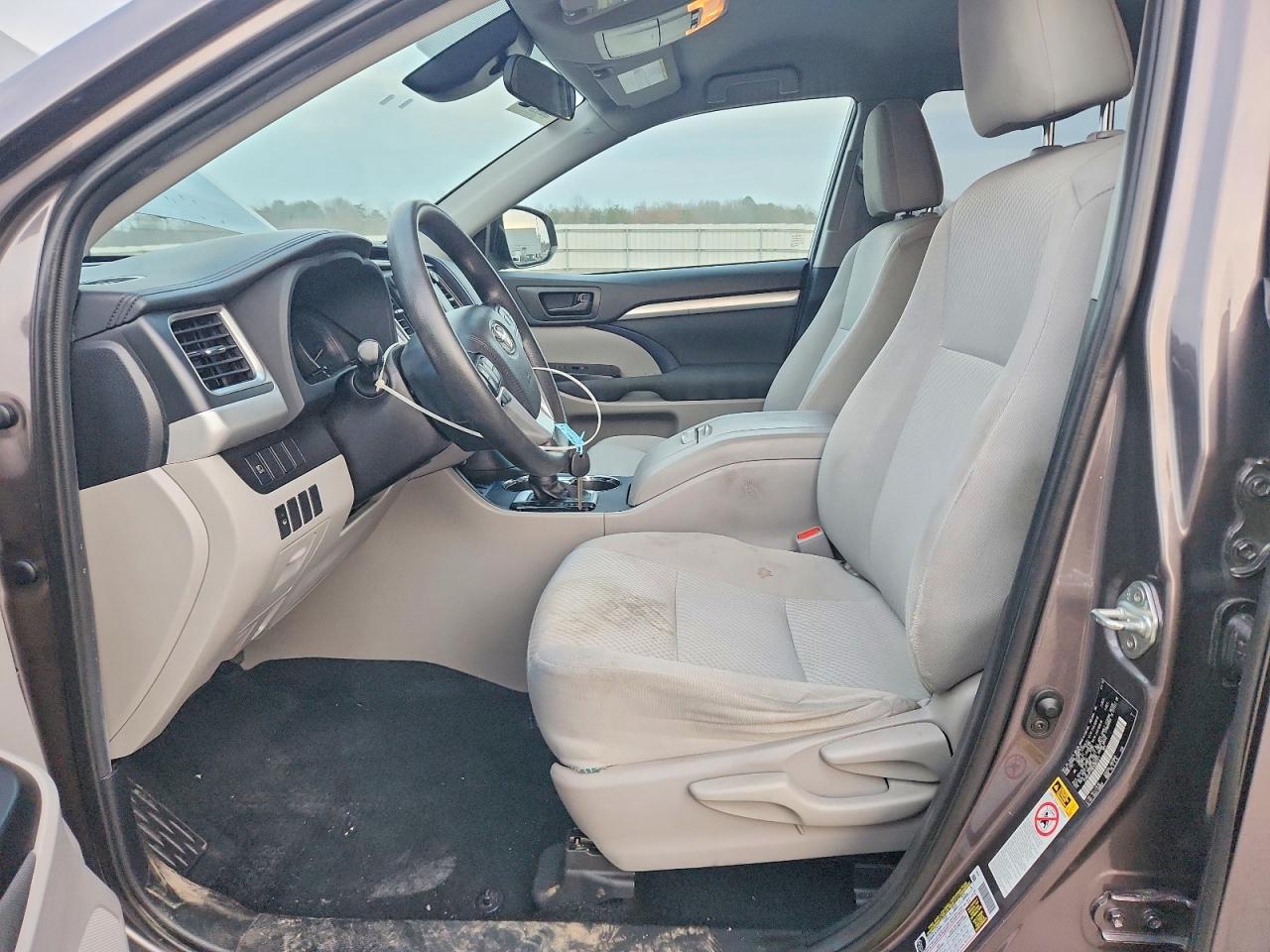 2019 TOYOTA HIGHLANDER LE photo 7