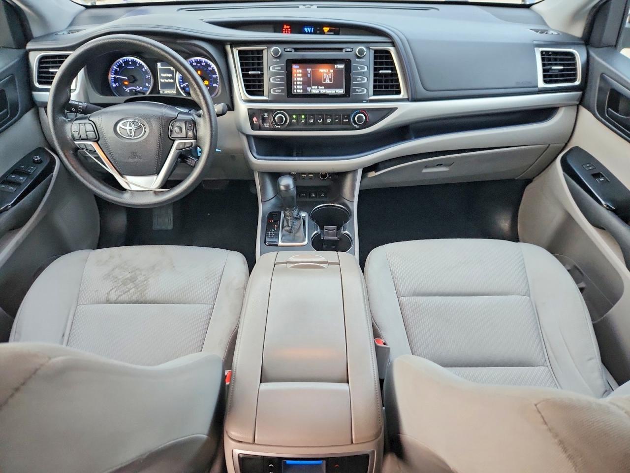 2019 TOYOTA HIGHLANDER LE photo 8