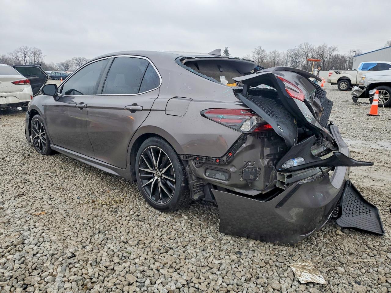 2021 TOYOTA CAMRY SE photo 2