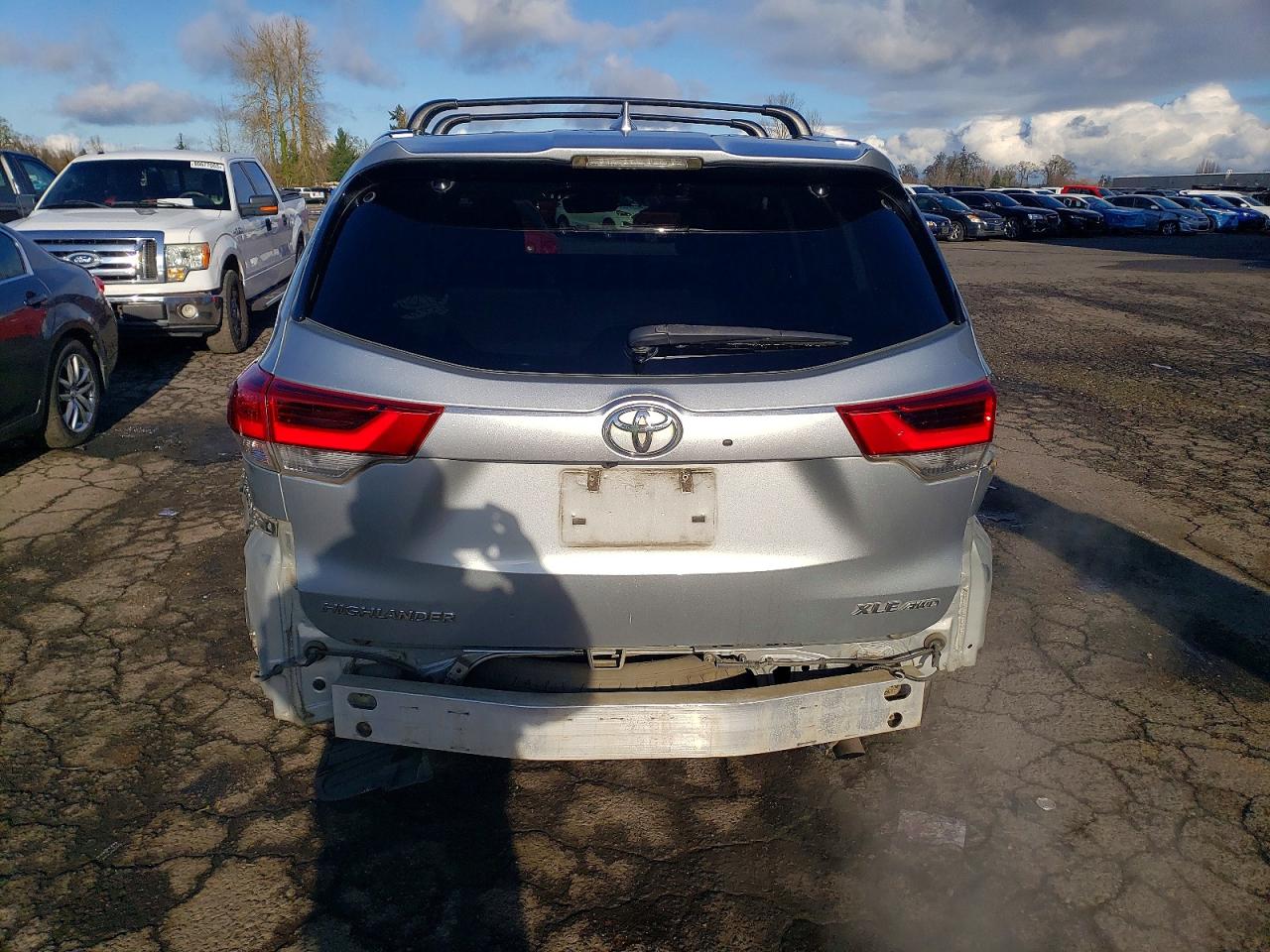 2019 TOYOTA HIGHLANDER SE photo 6