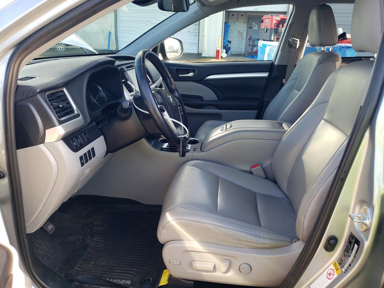2019 TOYOTA HIGHLANDER SE photo 7