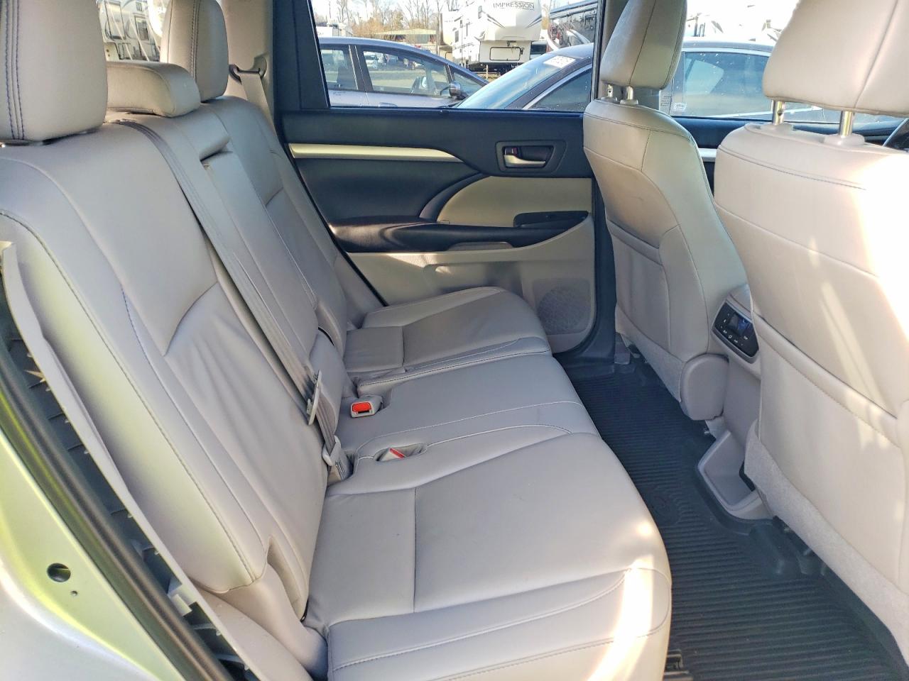 2019 TOYOTA HIGHLANDER SE photo 10