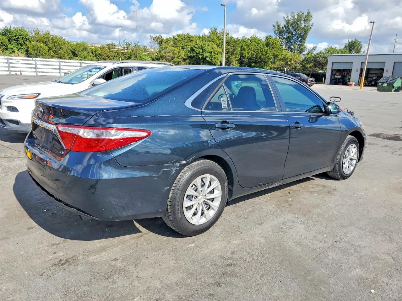 2015 TOYOTA CAMRY LE photo 5