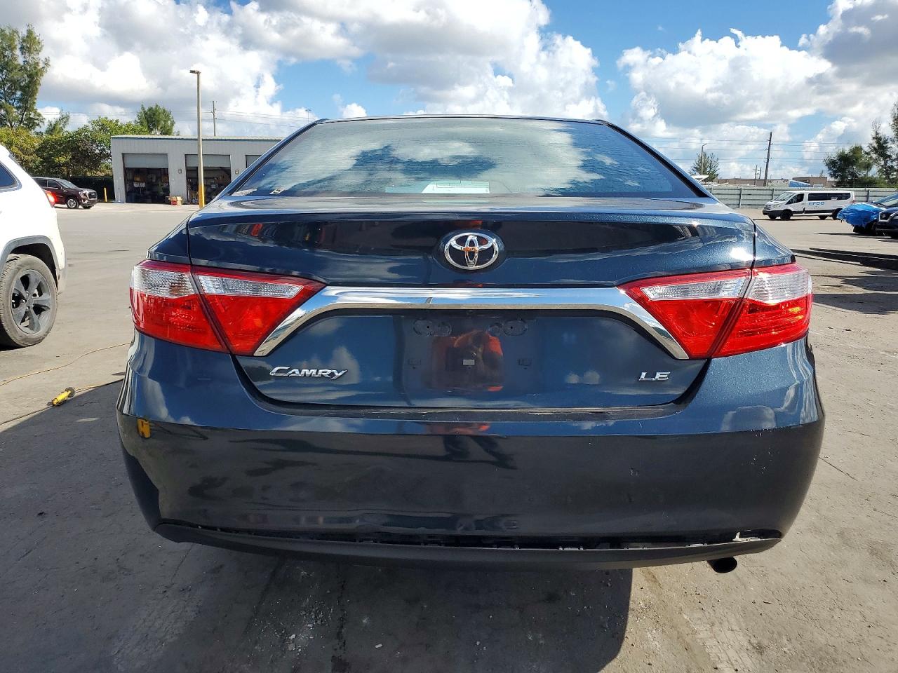 2015 TOYOTA CAMRY LE photo 11