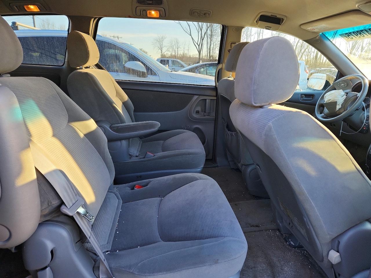 2004 TOYOTA SIENNA CE photo 11
