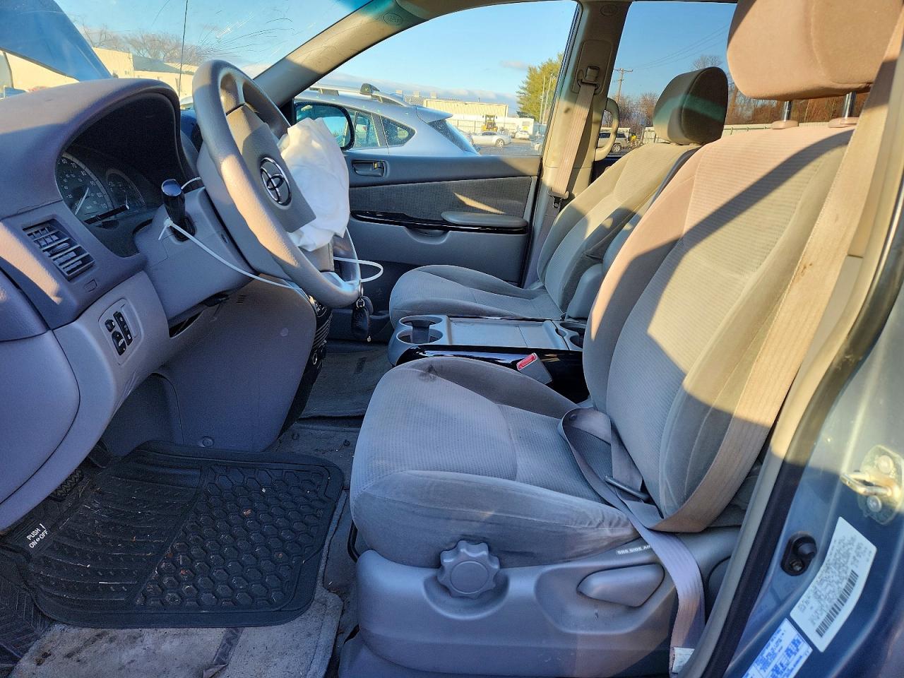 2004 TOYOTA SIENNA CE photo 7