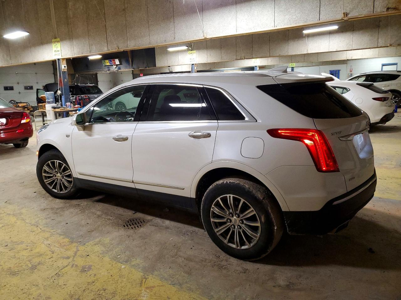 2017 CADILLAC XT5 LUXURY photo 2