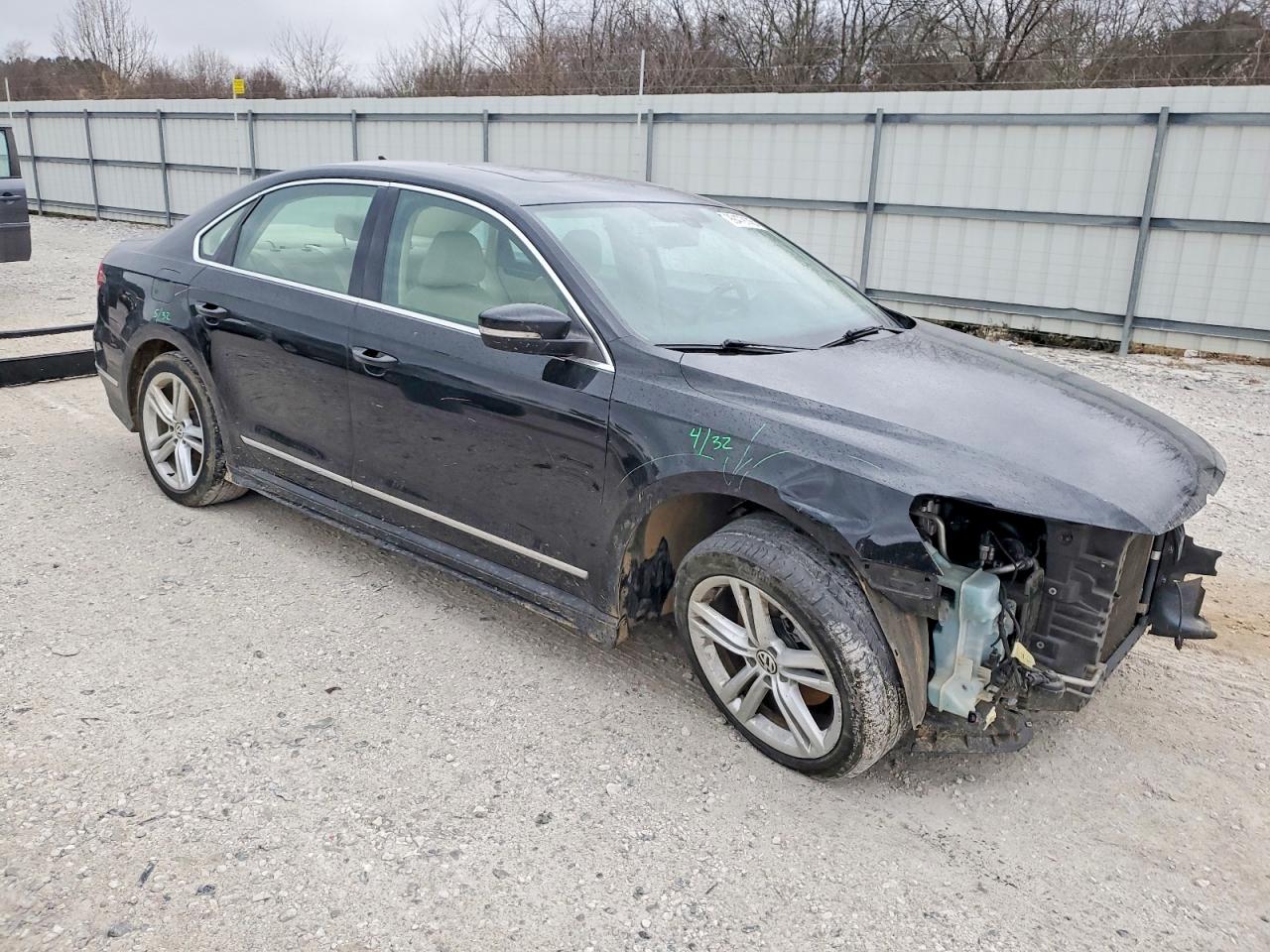 2015 VOLKSWAGEN PASSAT SEL photo 4
