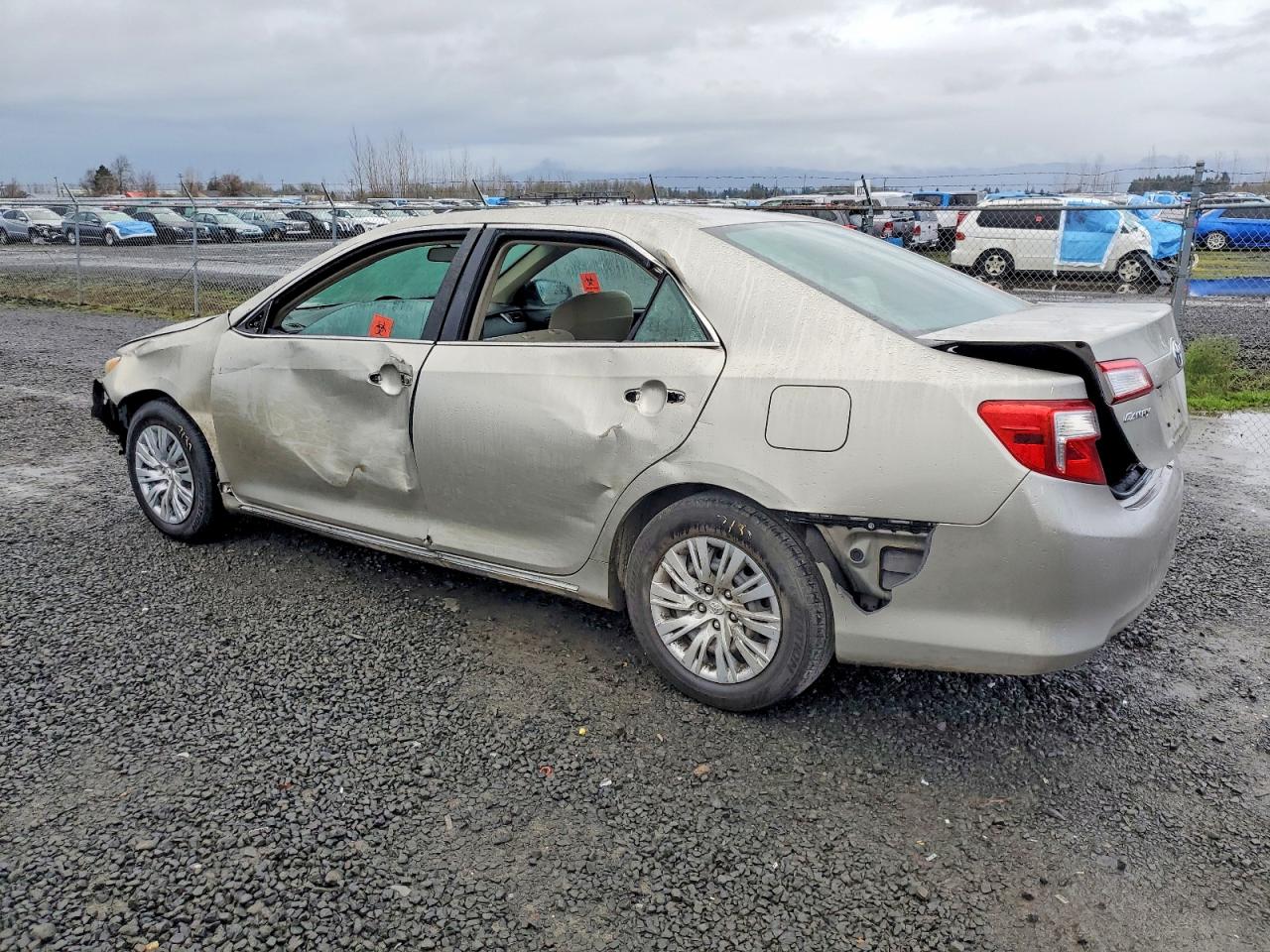 2014 TOYOTA CAMRY LE photo 2