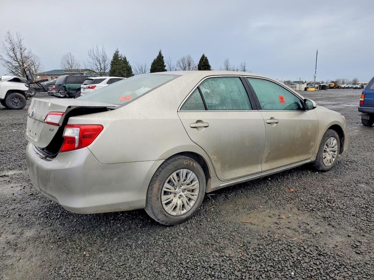 2014 TOYOTA CAMRY LE photo 3