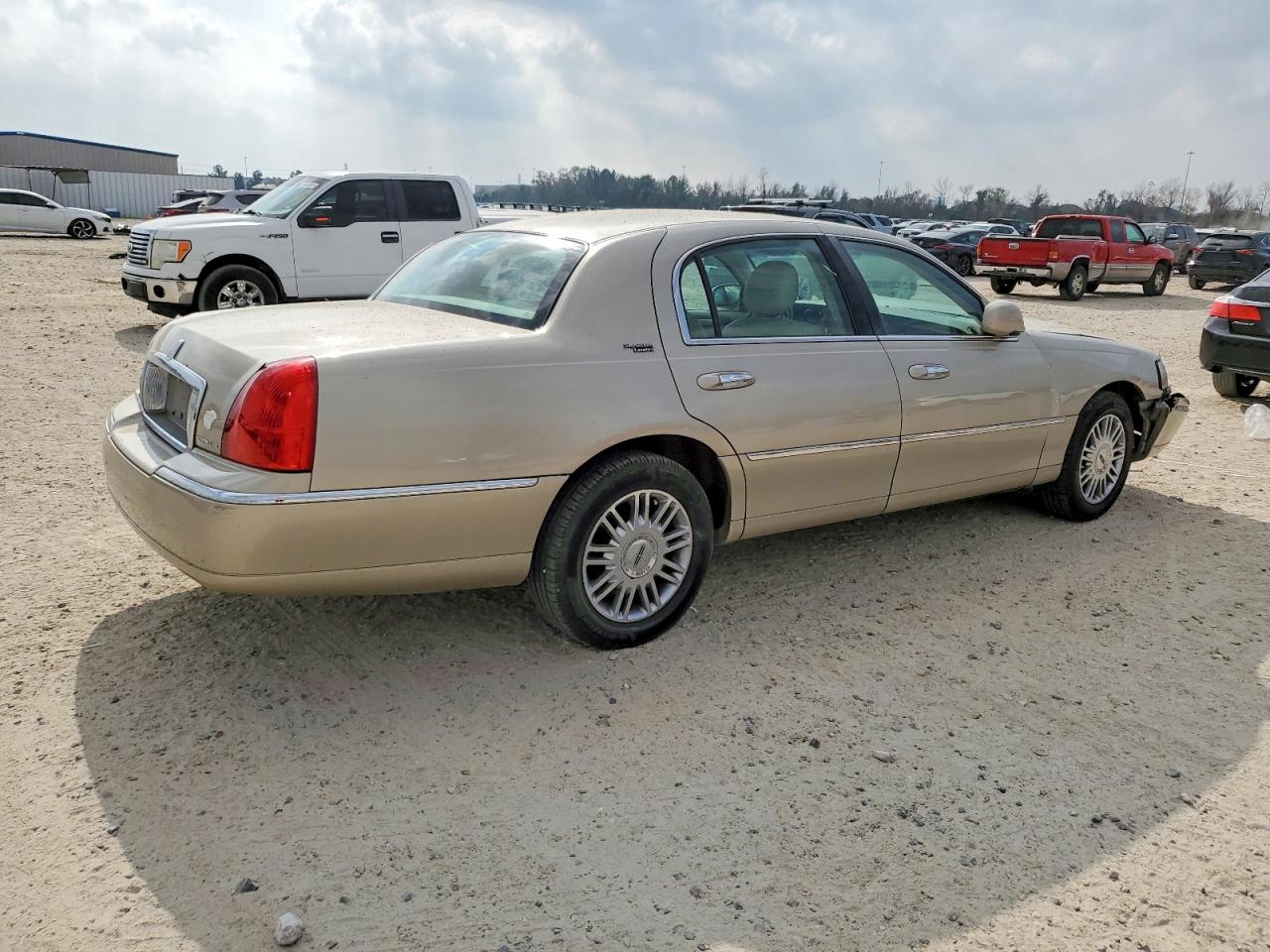 2007 LINCOLN TOWN CAR SIGNATURE LIMITED photo 3