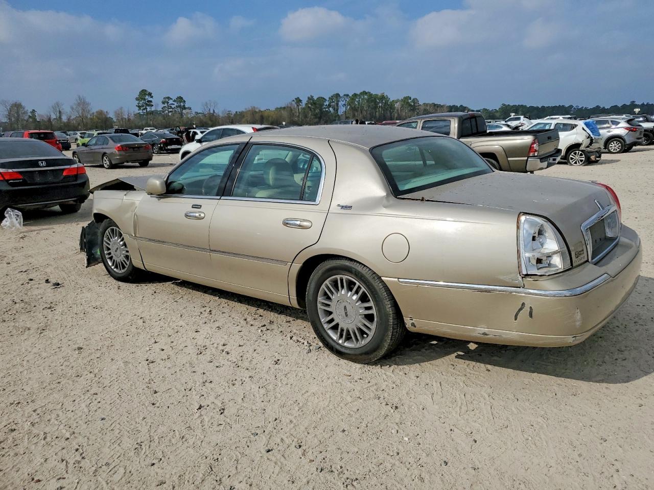 2007 LINCOLN TOWN CAR SIGNATURE LIMITED photo 2