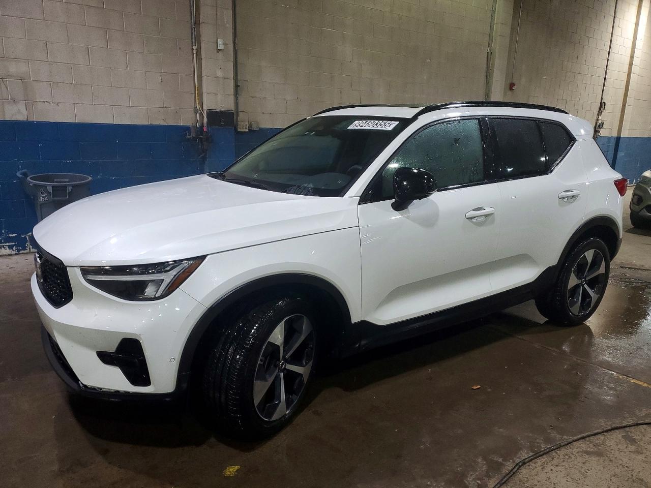 2023 VOLVO XC40
