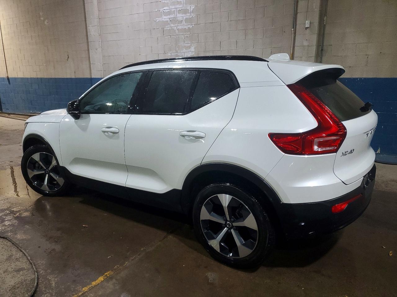 2023 VOLVO XC40 ULTIMATE photo 2